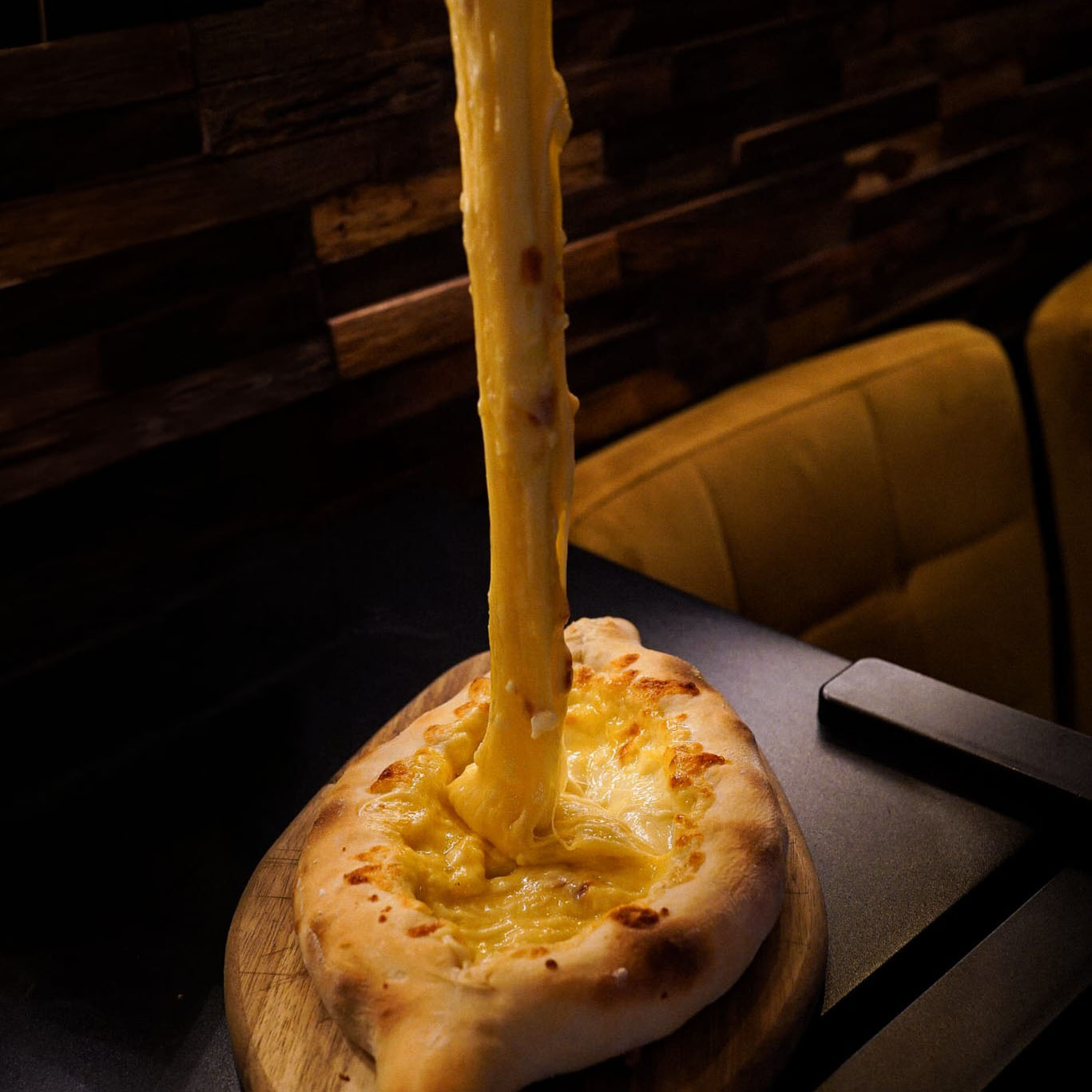 Pain géorgien au fromage avec fromage filant